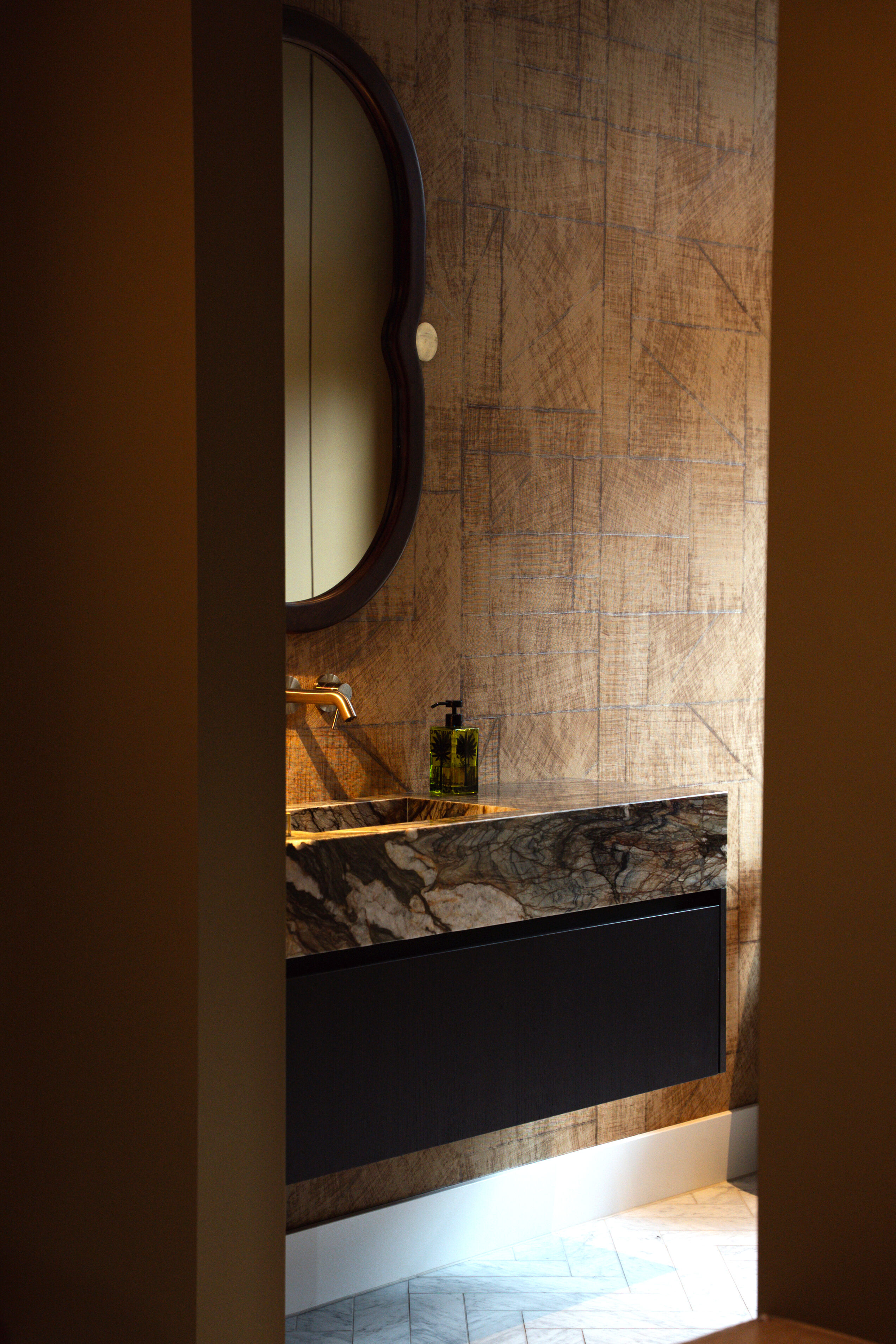 Elegante toiletruimte met warme luxe