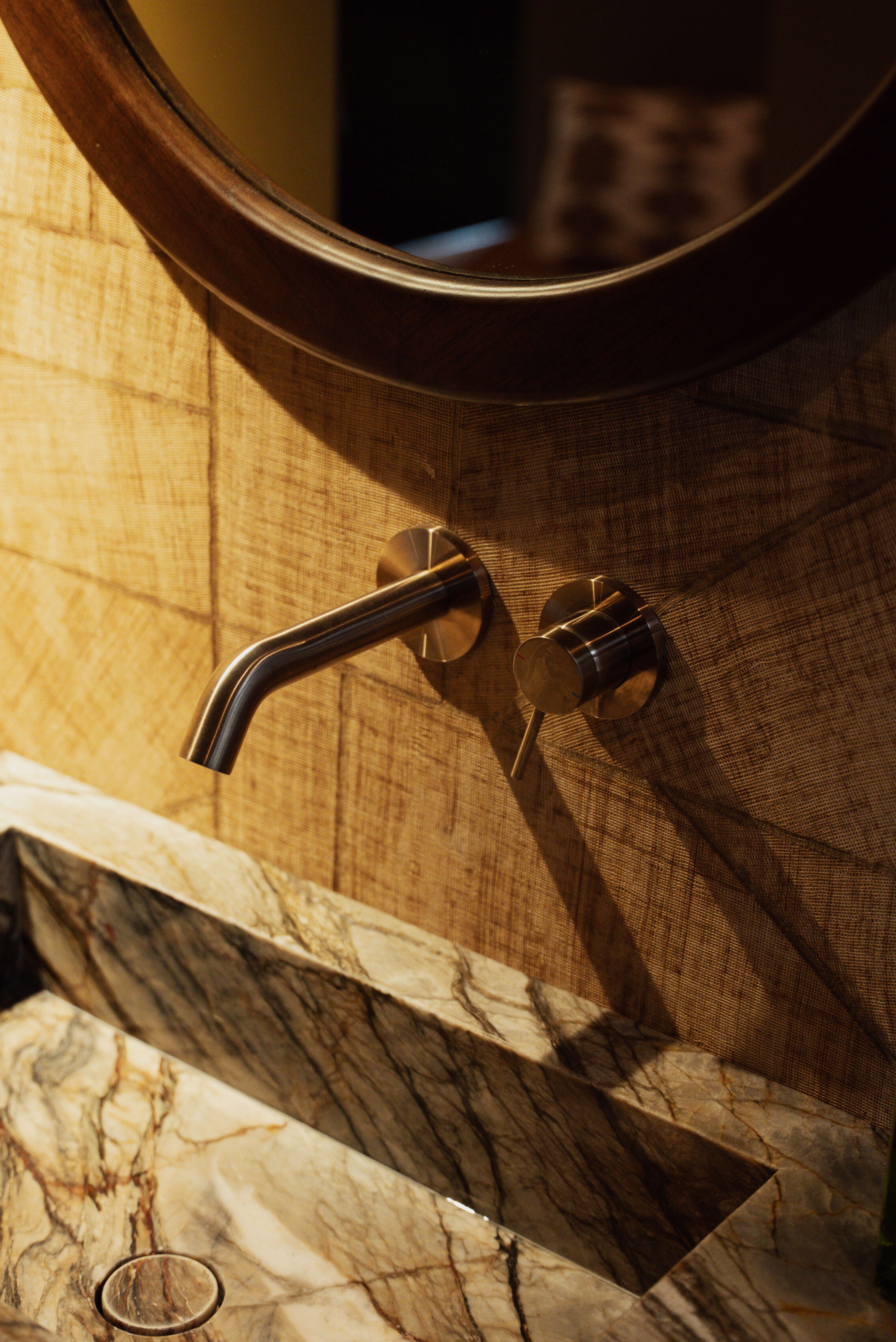 Elegante wasruimte met warme luxe