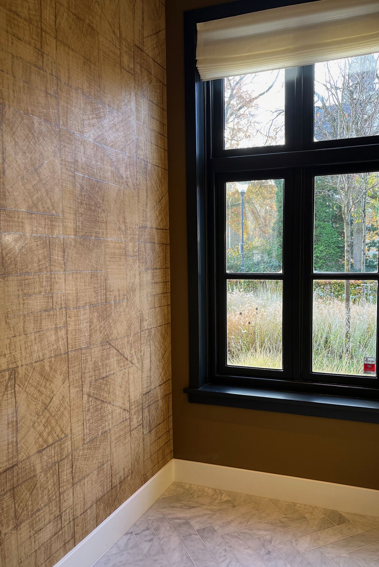 Elegante wasruimte met warme luxe