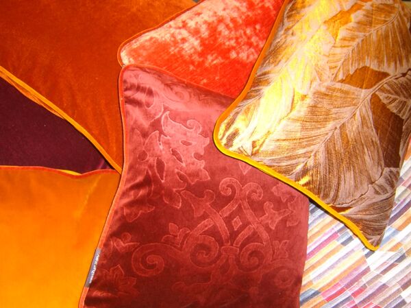 Kussen AJ Orginals aubergine orange piping