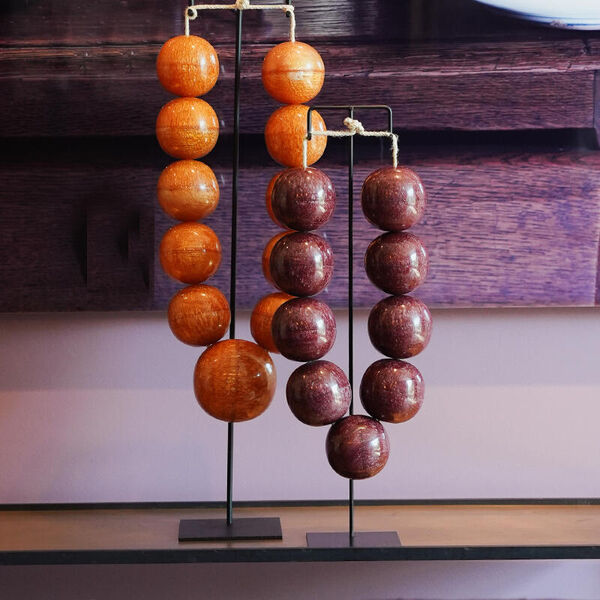 Necklace on Stand Bordeaux 